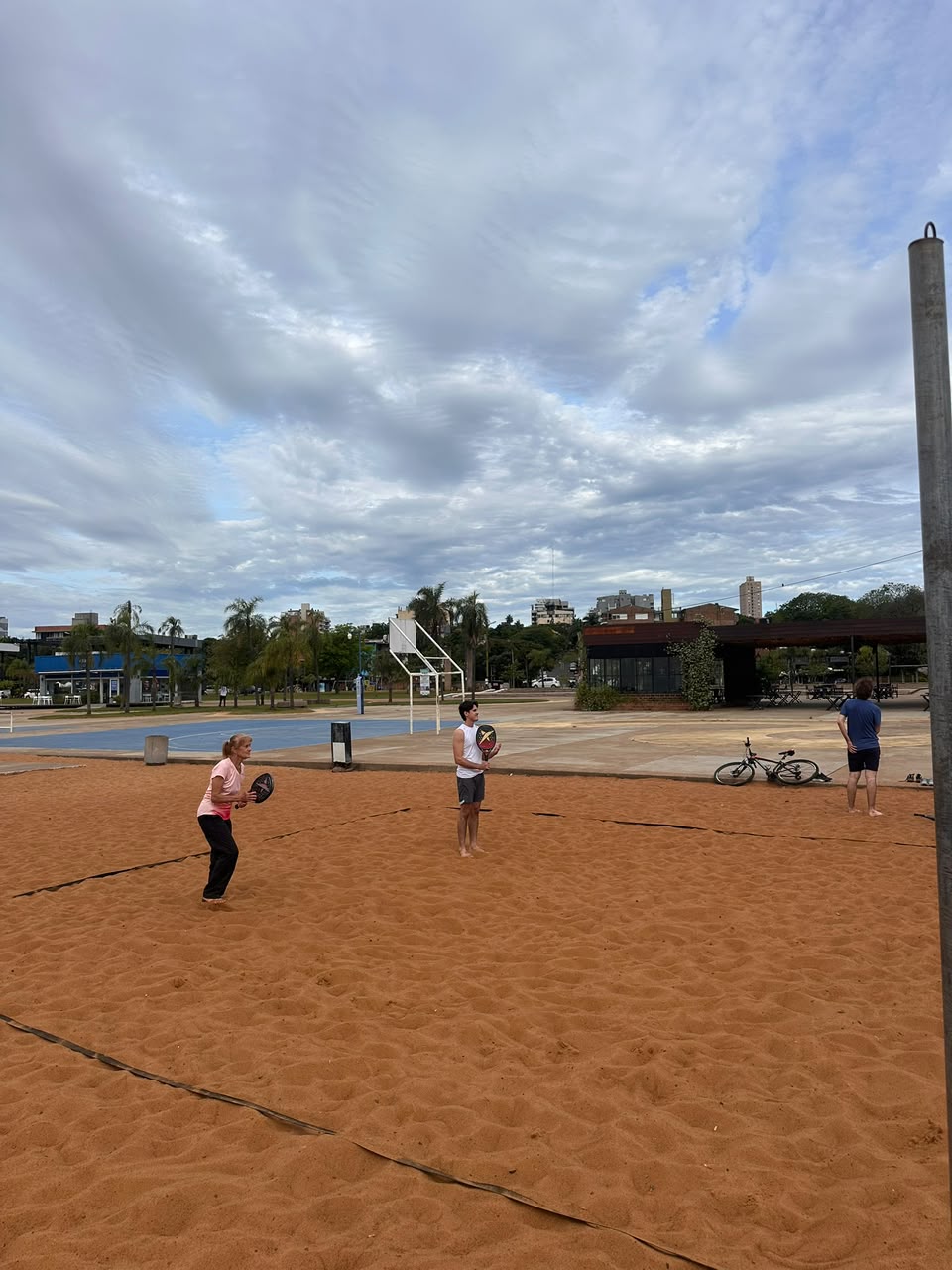 <p>Invitan a vecinos y vecinas a practicar beach tenis en El Brete</p>